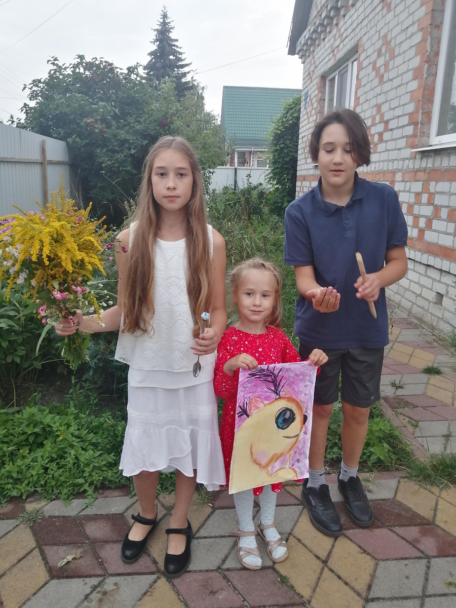 Маша, Максим и Нина с рисунком. Едем поздравлять бабушку с Днем Рождения