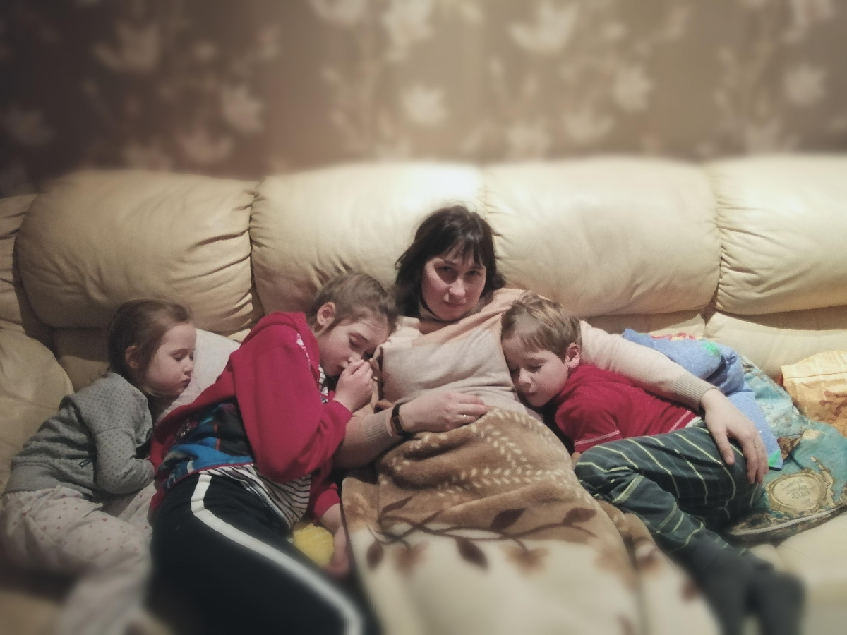 Я с Ниной, Машей и Мишей. Заснули пока смотрели мульфильм