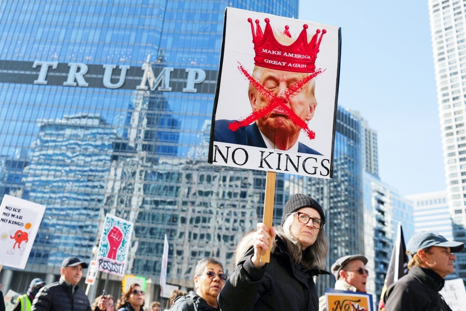    Демонстранты проходят мимо башни Трампа в рамках акции протеста «Нет королям» против политики администрации президента США Дональда Трампа в Чикаго REUTERS