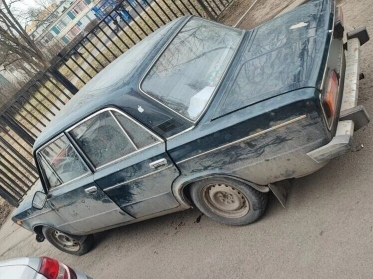     Парни принялись откручивать переднее левое колесо, но их заметил сосед владельца авто. Фото: пресс-служба УВО Росгвардии по СПб и ЛО