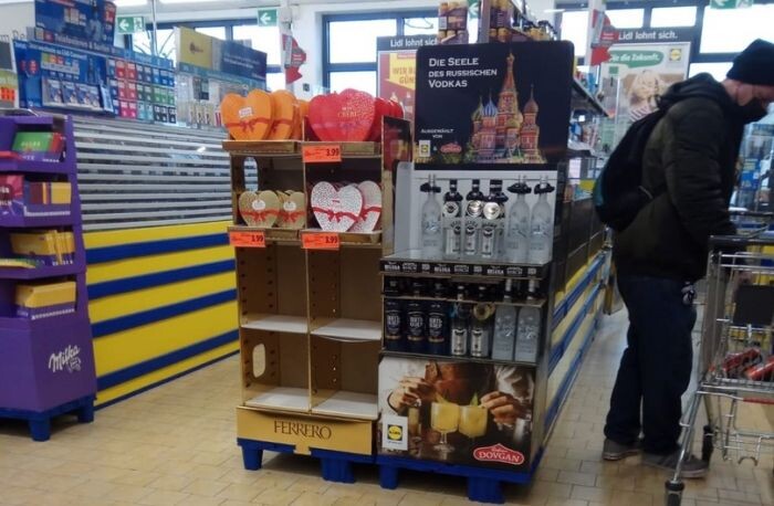    В февраль 2022 года в супермаркете LIDL в Германии еще были полки с русской водкой. Фото: читательницы Uralweb.ru Юлии