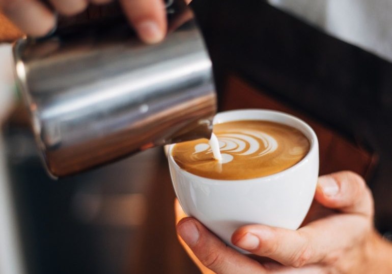 Вывески не торопятся менять. Новый закон столкнулся в Тольятти с суровой реальностью