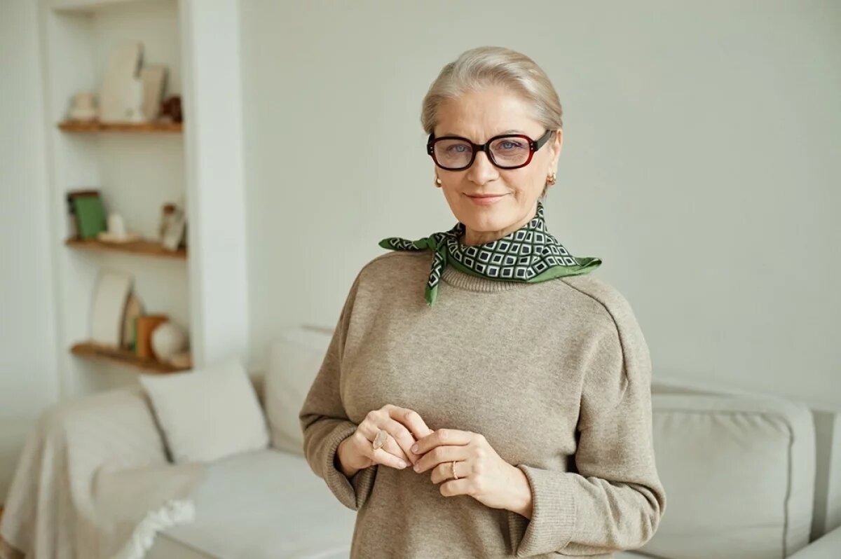    Принято считать, что с возрастом нужно переходить на пастельные тона.