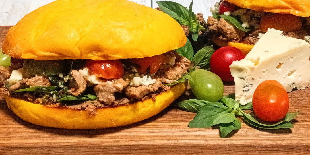 Сэндвич с тайской свининой, грибным паштетом и маринованными черри