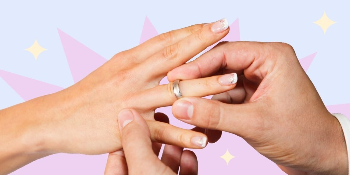 В России обручальное кольцо традиционно носят на безымянном пальце правой руки, что связано с православными традициями, где правая сторона символизирует верность и правду.