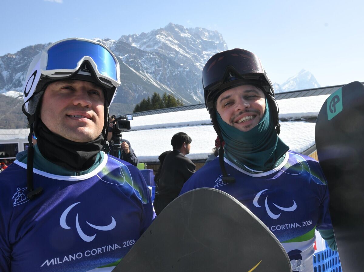    Дмитрий Фадеев и Филипп Шеббо на финише соревнований в дисциплине сноуборд-кросс на XIV зимних Паралимпийских играх в Кортина-д'Ампеццо | © РИА Новости / Юрий Кочетков