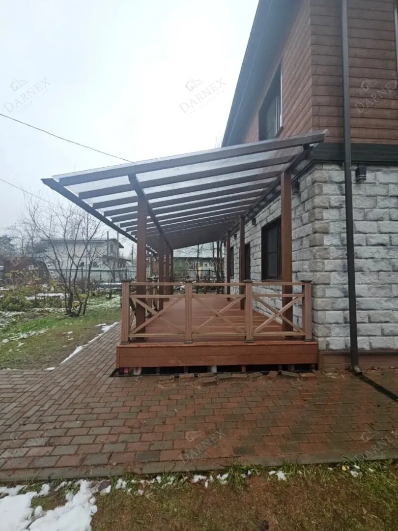 Вид террасы с прозрачным навесом сбоку