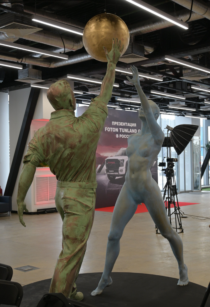 И если мужчина был в рубашке и брюках, то дама – полностью голой...