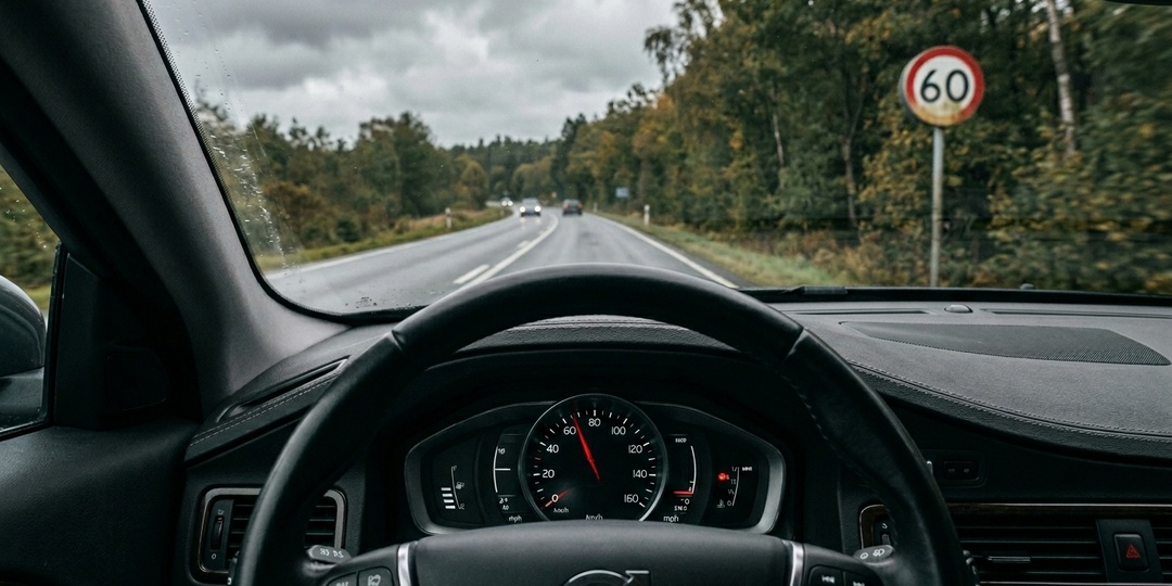 С 1 апреля камеры штрафуют за 10 км/ч сверх знака: пересчитал свои привычки в деньгах