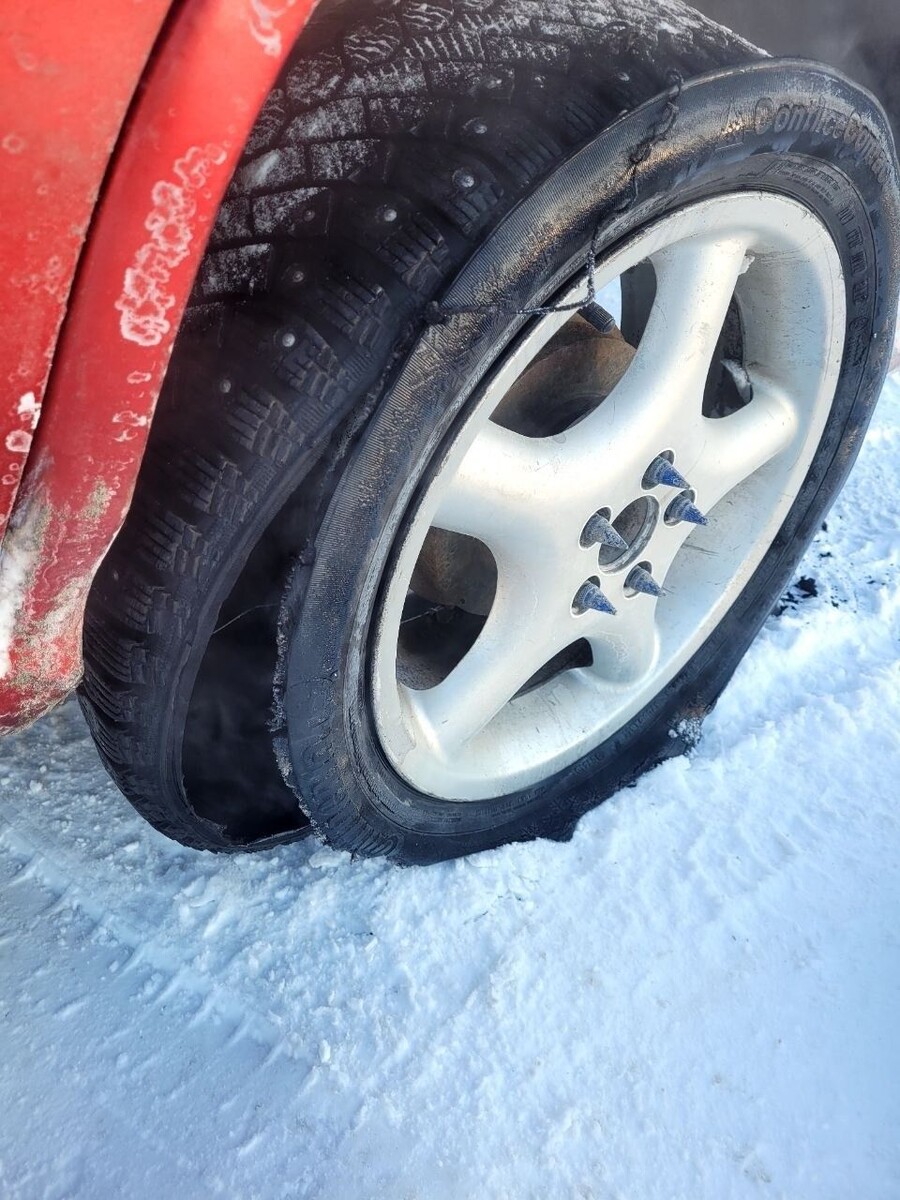    Повреждения авто из-за плохой дороги. Источник: t.me/incident22