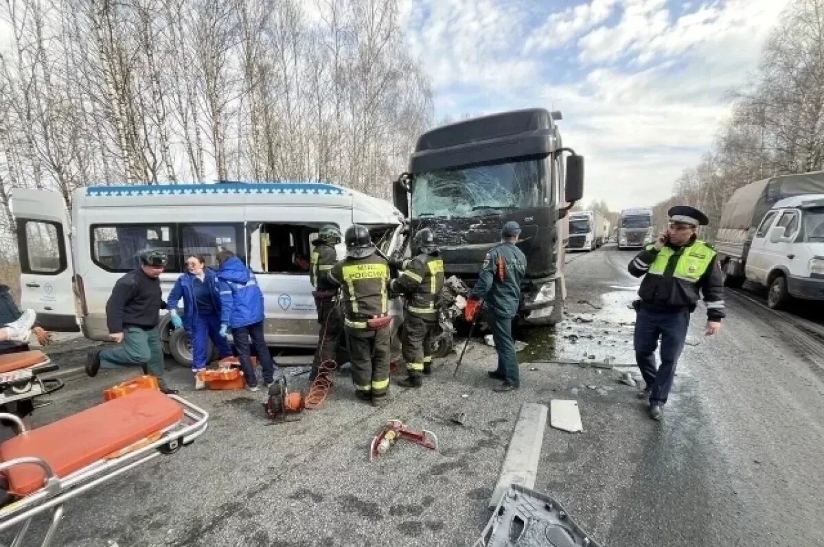    Водитель микроавтобуса погиб после ДТП с грузовиком на трассе под Саткой