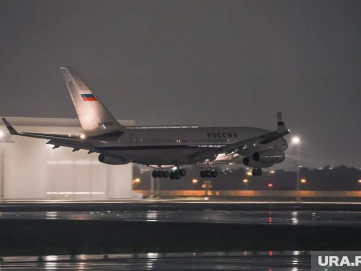     Массовые задержки и отмены рейсов фиксируют в Москве и Петербурге 26 марта