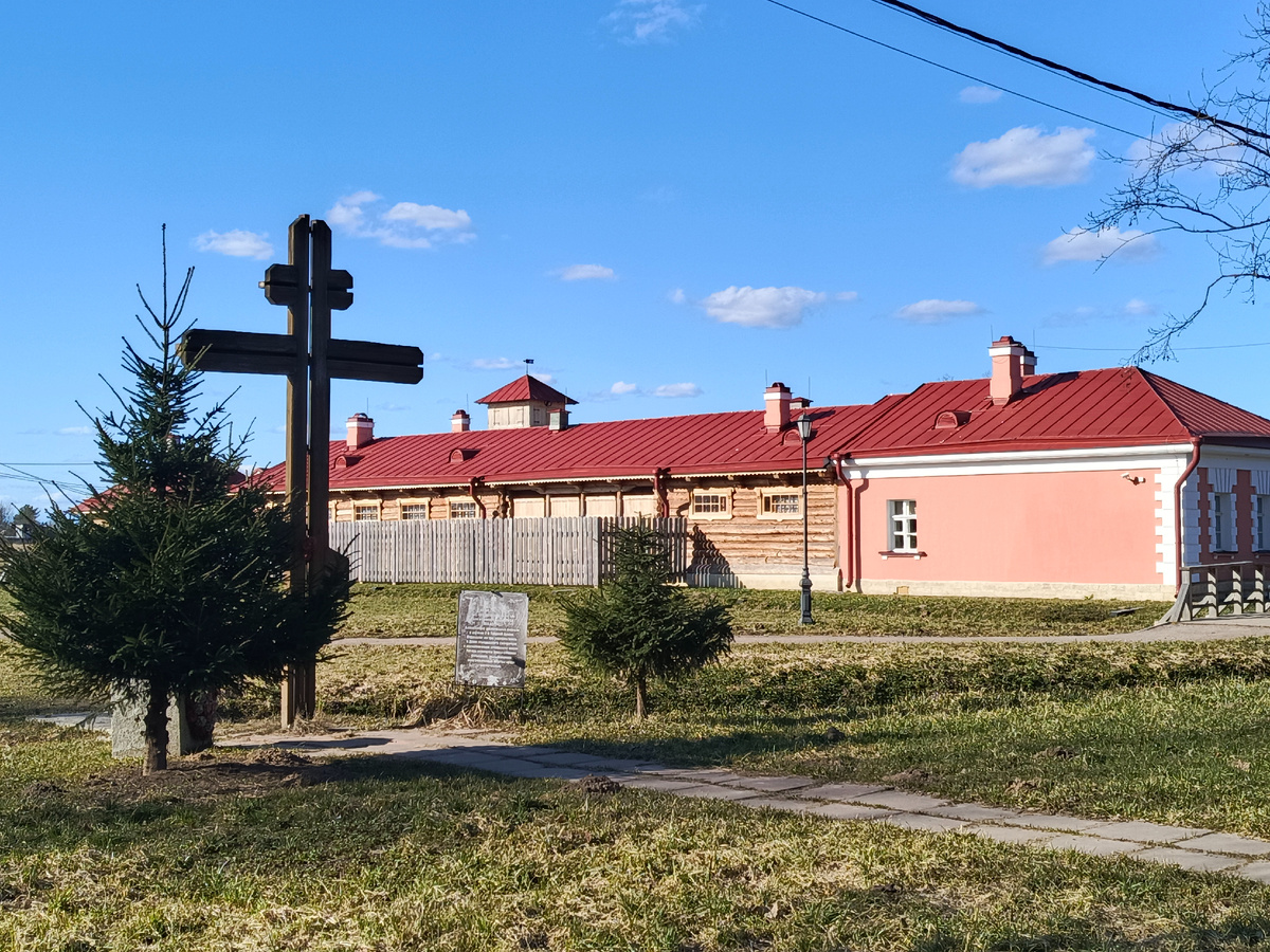 Сохранившийся южный корпус. Деревянные постройки - новодел.