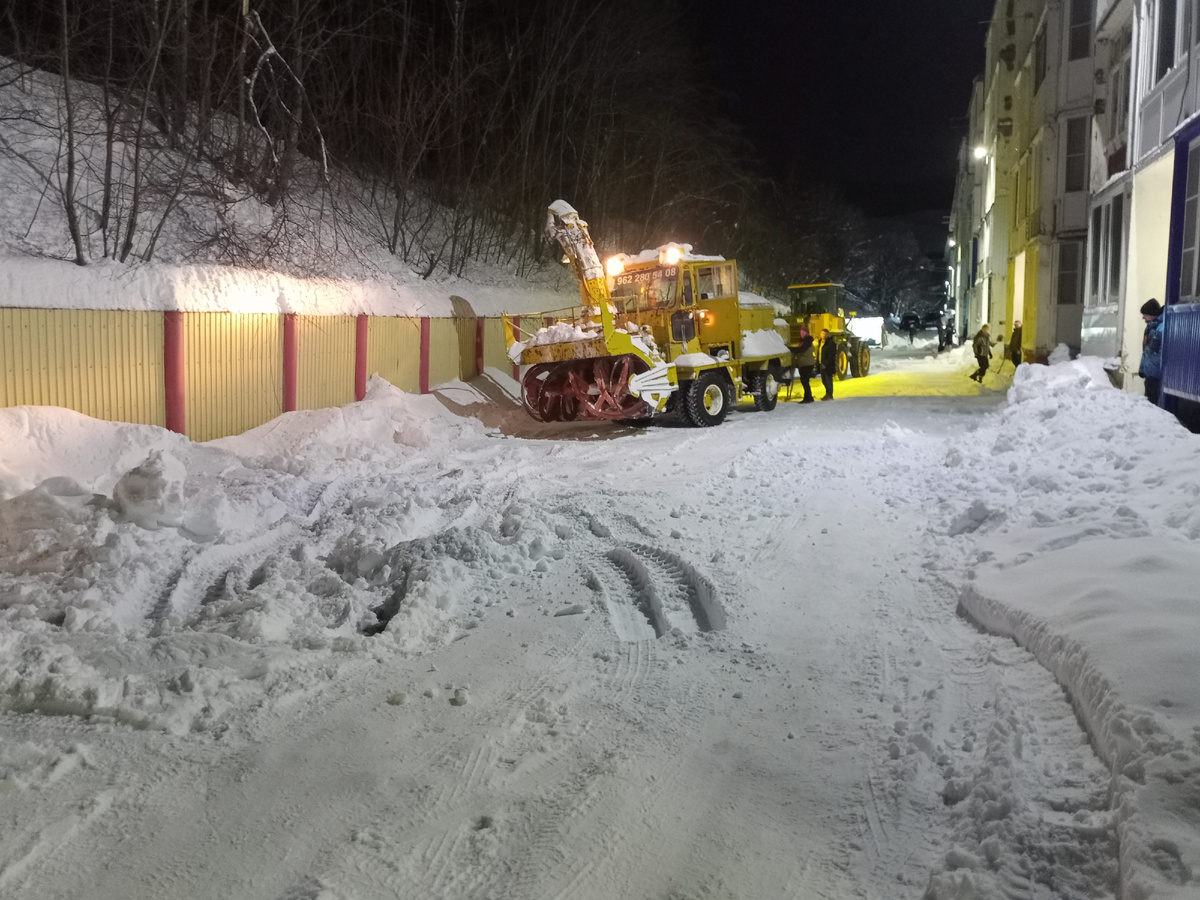 Есть надежда, что это последняя уборка снега возле дома...