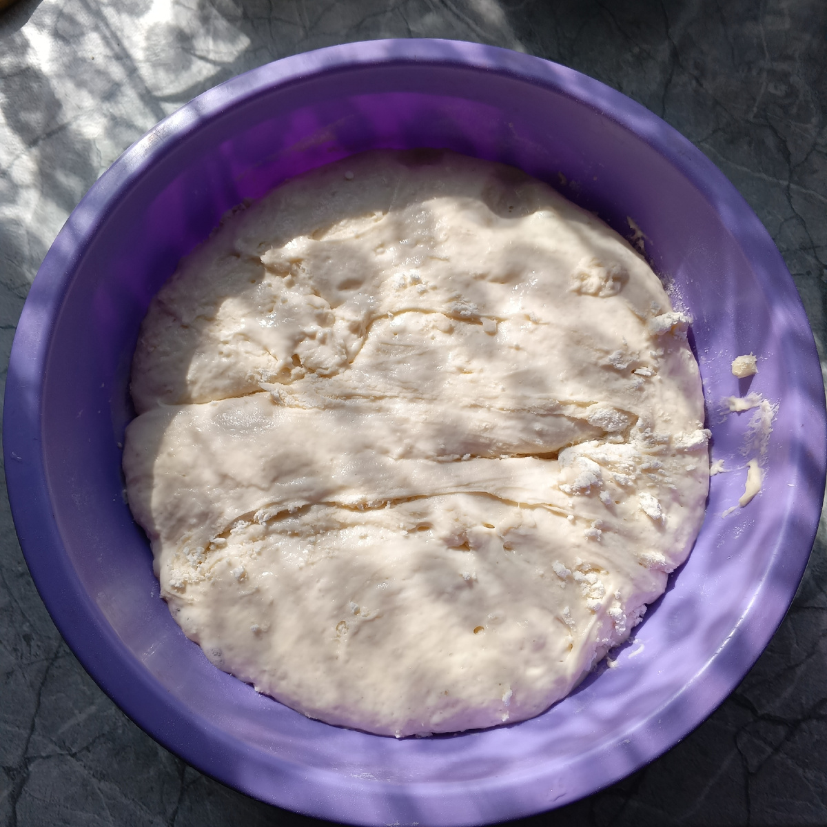 Тесто дрожжевое, незамысловатое. Вода, соль, сахар, дрожжи и мука. 