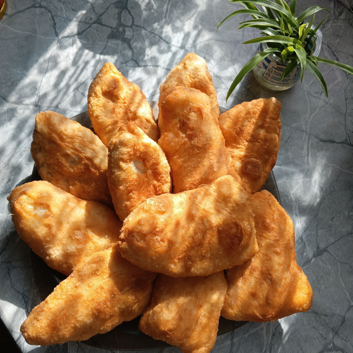 Треугольные с картошкой, овальные с капустой. Если перепутаете тоже ничего страшного. 😊