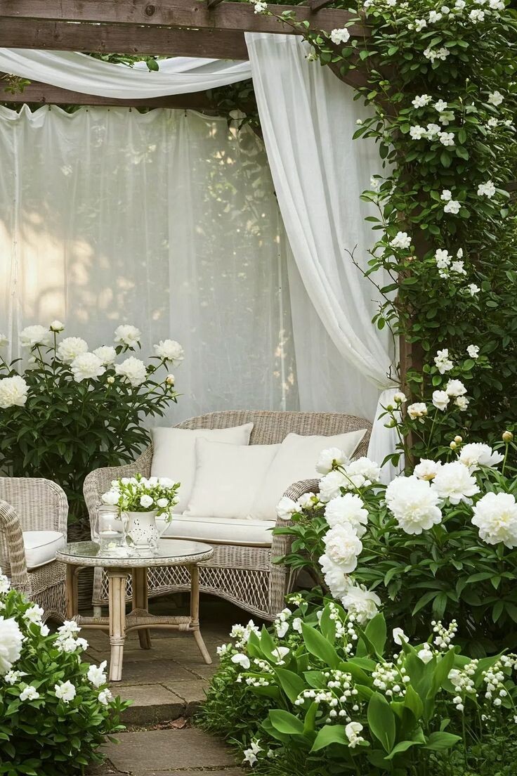 Уютное место в белом саду