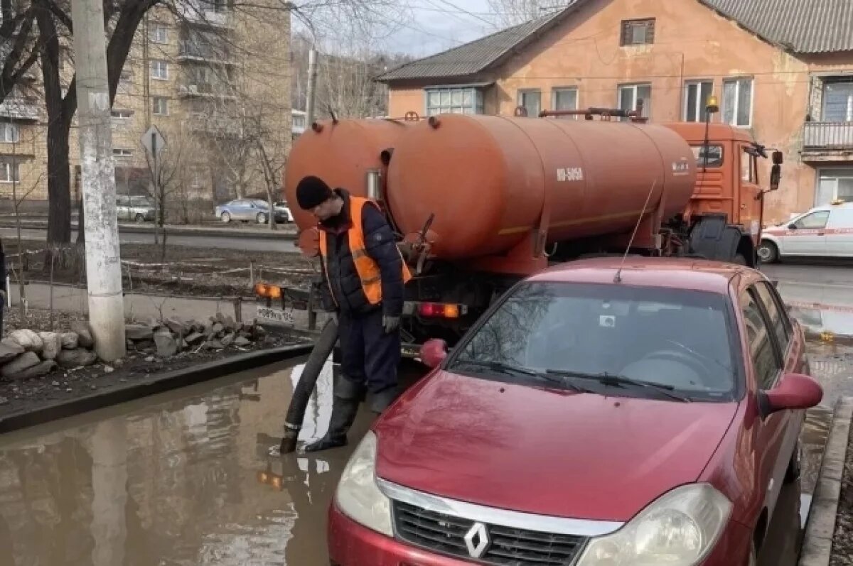    На проблемных участках дорожные службы дежурят постоянно.