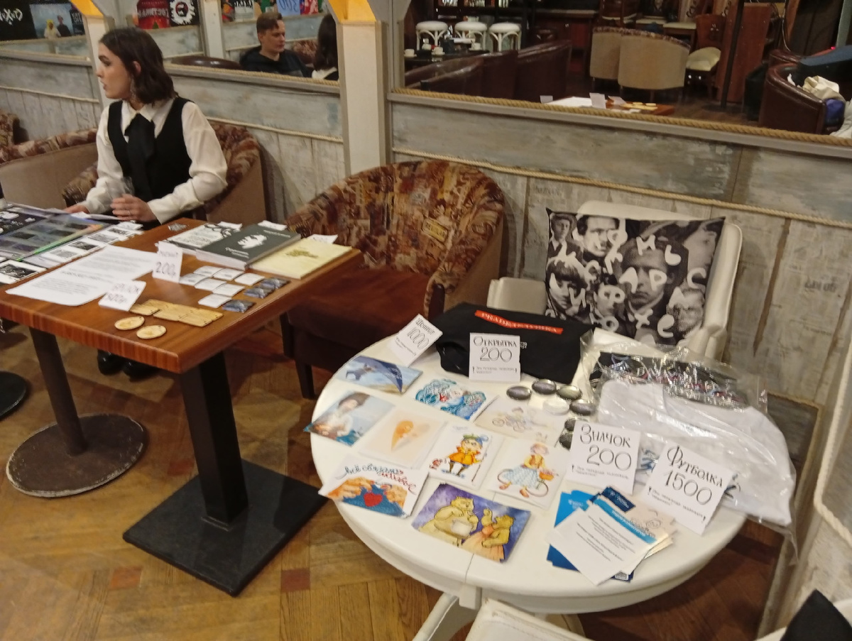 Фирменные сувениры фонда на благотворительной ярмарке