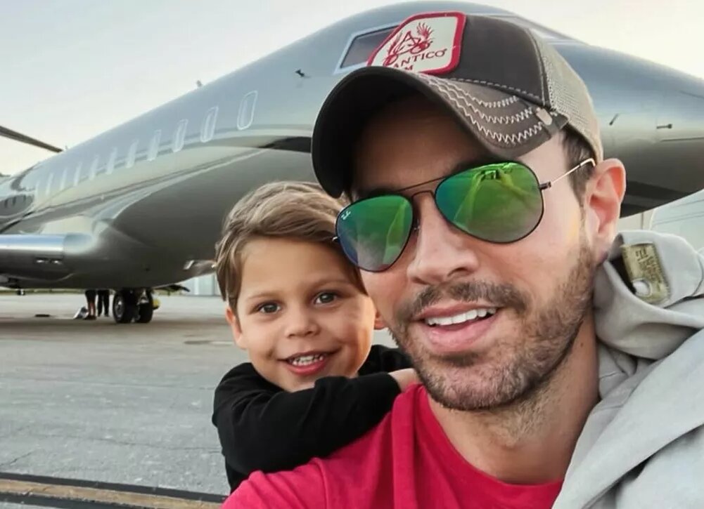    Энрике Иглесиас показал "суперсилу" младшего сына