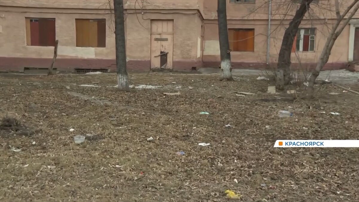     Груды мусора на улицах и во дворах оттаяли с приходом тепла в Красноярск
