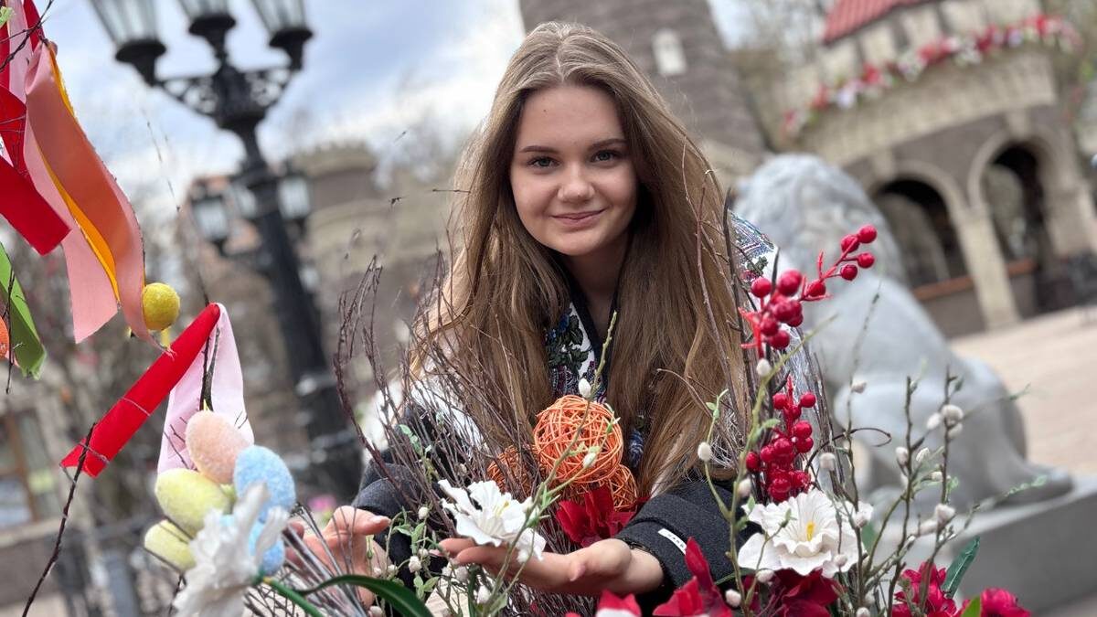    Насладиться весенними цветами и природой можно на фестивале «Пасхальный дар». Как это в 2025 году сделала москвичка Анастасия Фролова. В 2026 году он пройдет с 11 по 19 апреля / Фото: Василиса Чернявская / Вечерняя Москва