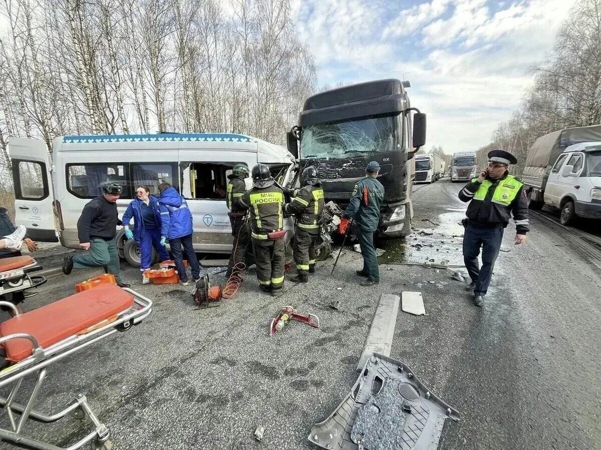    На месте ДТП с участием микроавтобуса в Челябинской области | © Фото : ГУ МВД России по Челябинской области