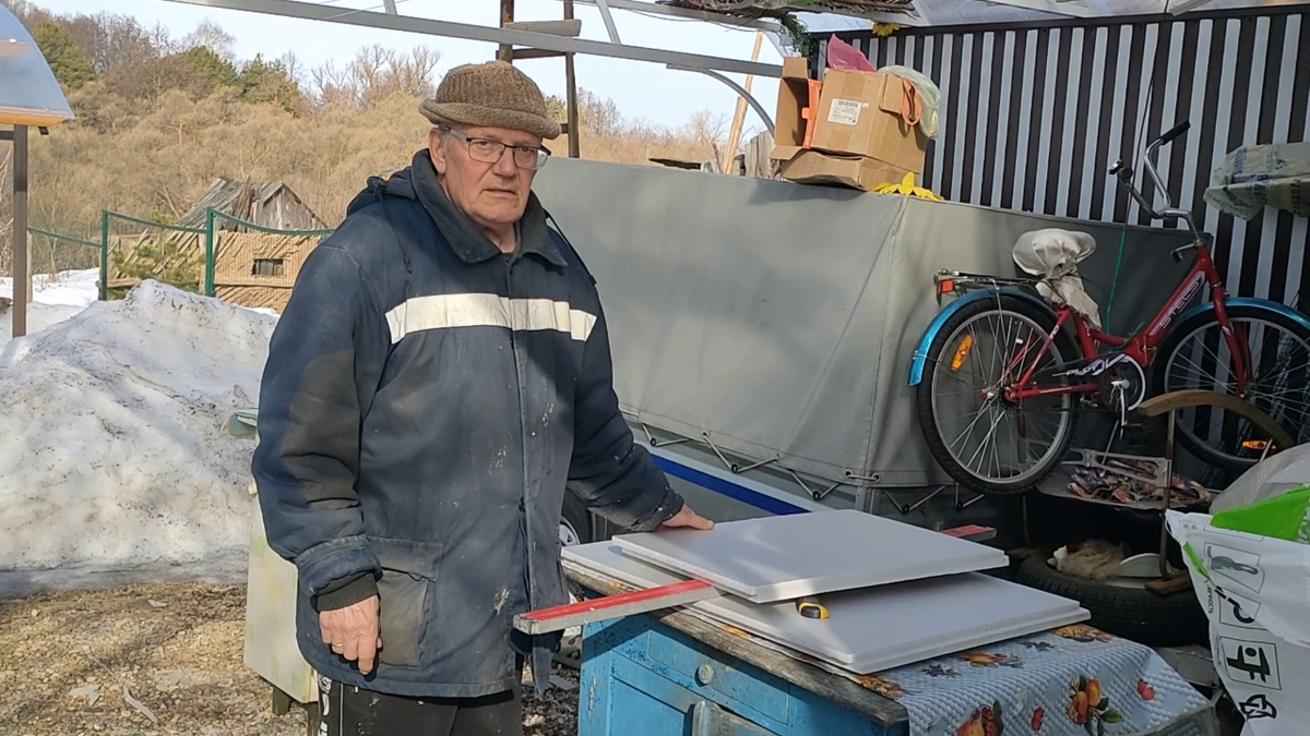 Николай раскраивает листы ЭППС