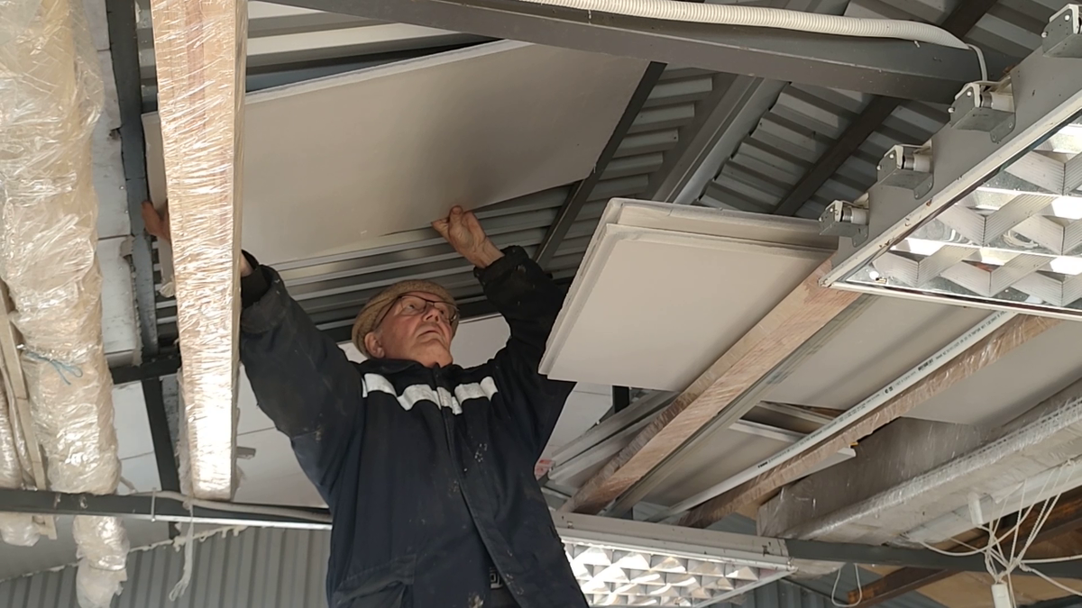 Николай  примеряет лист ЭППС. 2 фото