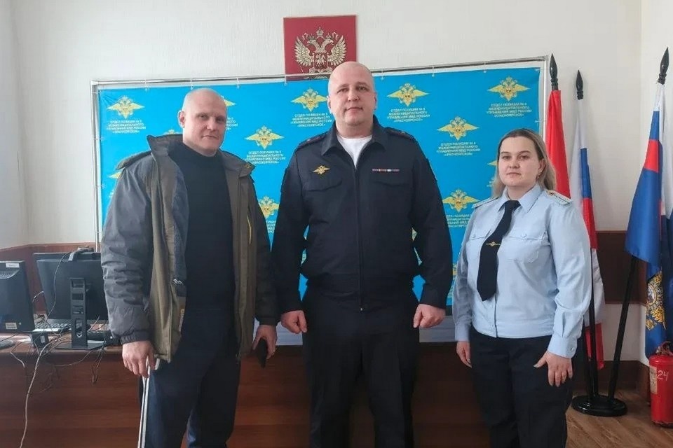    Полиция вернула красноярцу похищенный гаджет. Фото: МВД