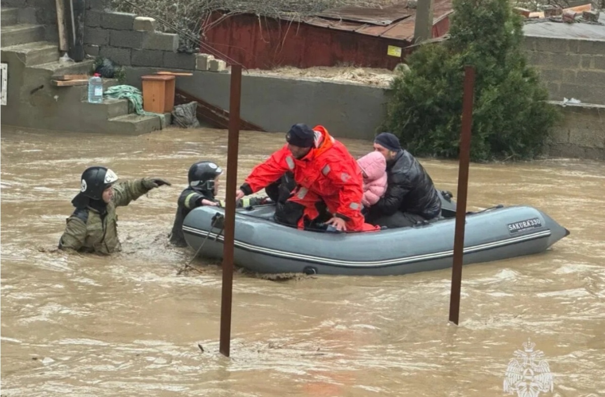 В Махачкале сотрудники МЧС спасают людей из затопленных домов