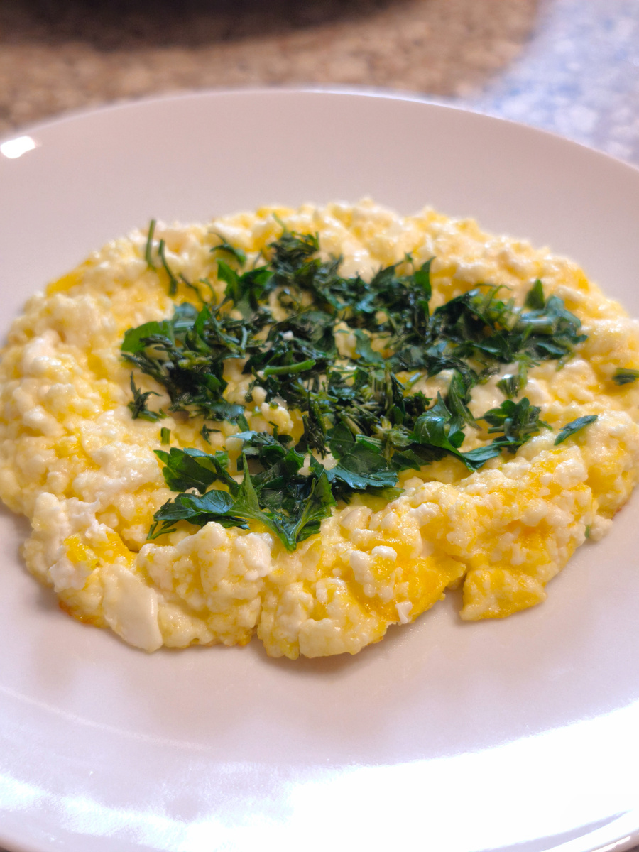 Отличный белковый завтрак из творога и яйца с зеленью 