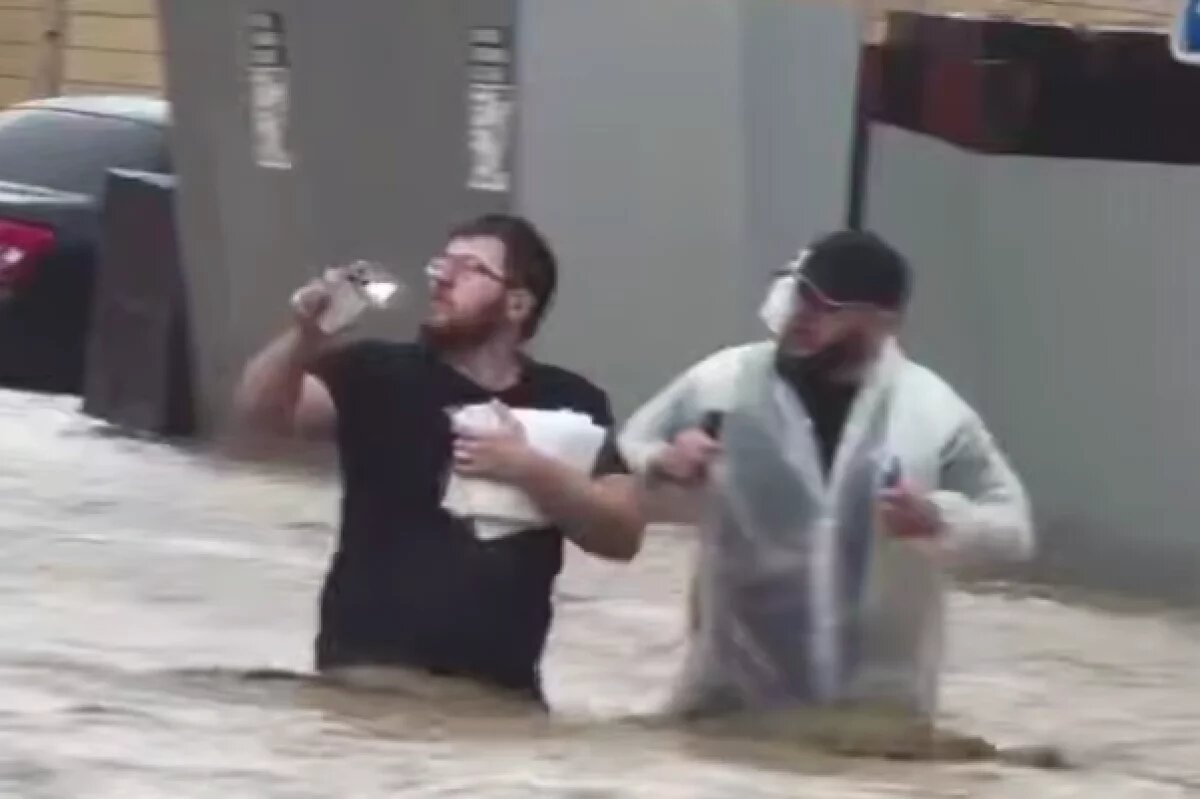    Дагестанцам приходилось ходить по улицам по пояс в воде.