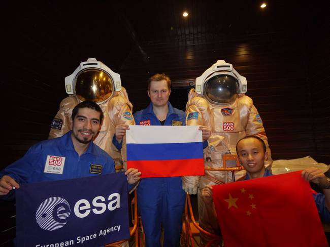 "Марсианский десант" - Диего Урбина (ЕКА), Александр Смолеевский (Россия) и Ван Юэ (Китай). Источник: http://mars500.imbp.ru/gallery.html