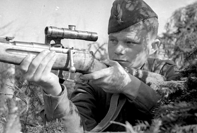 «Я в тебя не стрелял, помнишь?» Как советский снайпер после Победы встретил немца, которого пощадил на войне