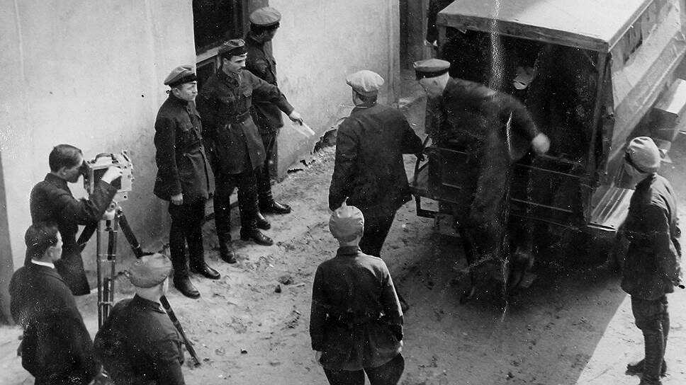 Подсудимых доставили в суд. Шахтинское дело