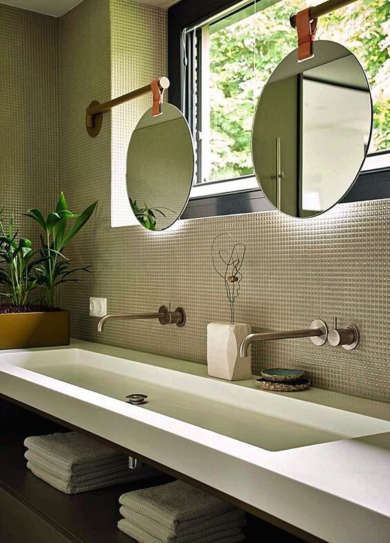 если длина столешницы 110 -120 см, лучше выбрать не две раковины, а одну большую, при этом 2 смесителя позволят использовать раковины одновременно двоим, источник - pinterest.com 