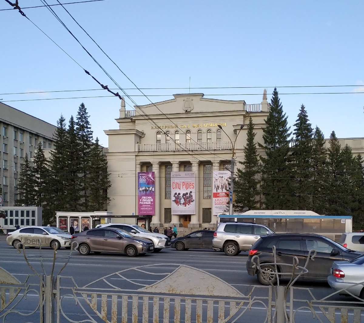 Старому зданию филармонии в прошлом году исполнилось 100 лет. Есть ещё новое современное неподалеку.