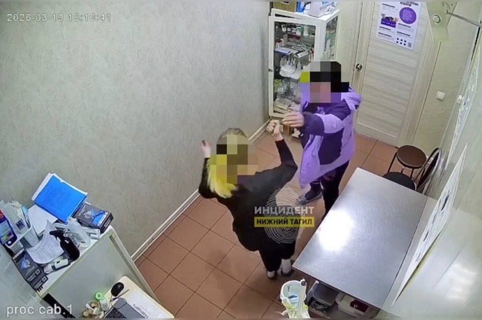    Женщина несколько раз ударила администратора по лицу. Фото: скриншот из видео, опубликованного в группе «Инцидент Нижний Тагил» во «ВКонтакте»