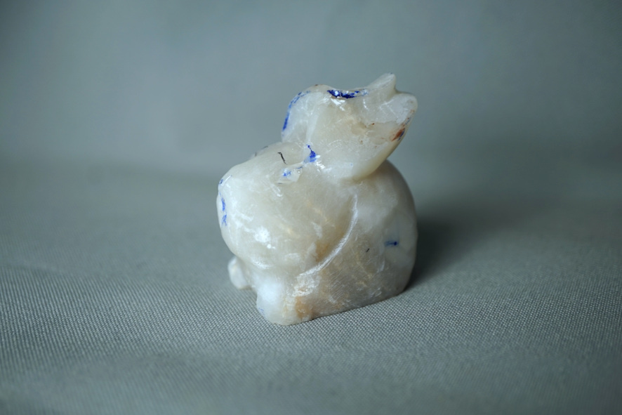 Убрал самые грубые неровности и уже что-то виднеется, что-то похожее на зайчика.