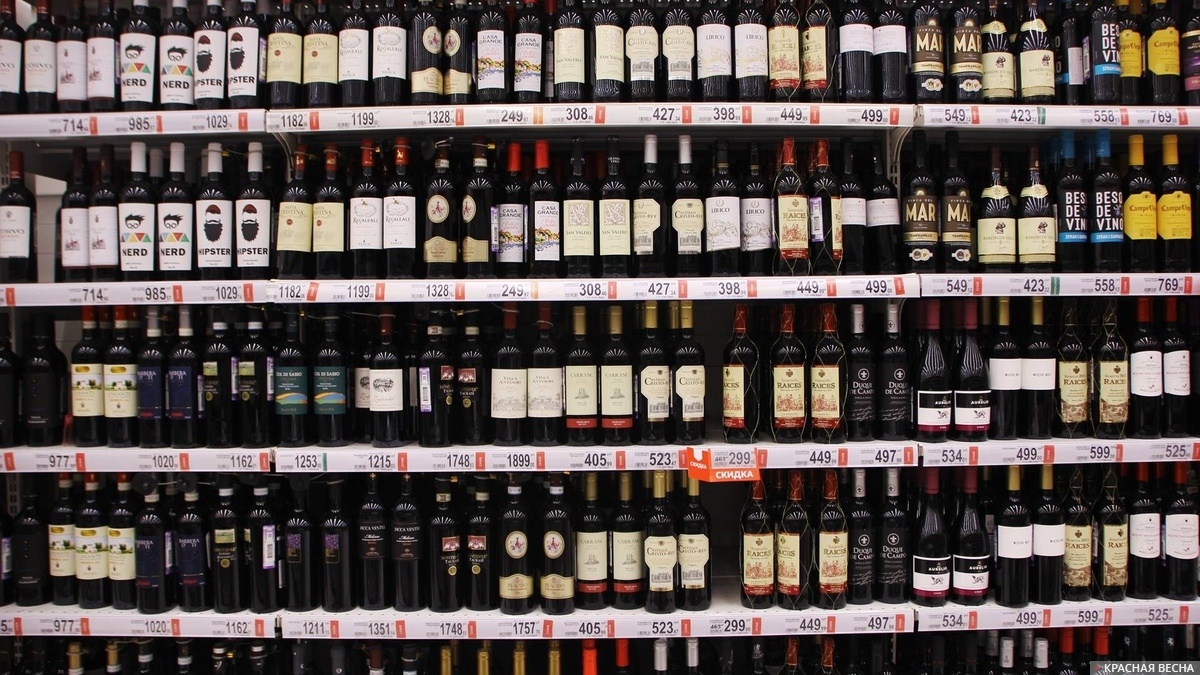     Стеллаж с вином в магазине   
Константин Ерёмин (с) ИА Красная Весна