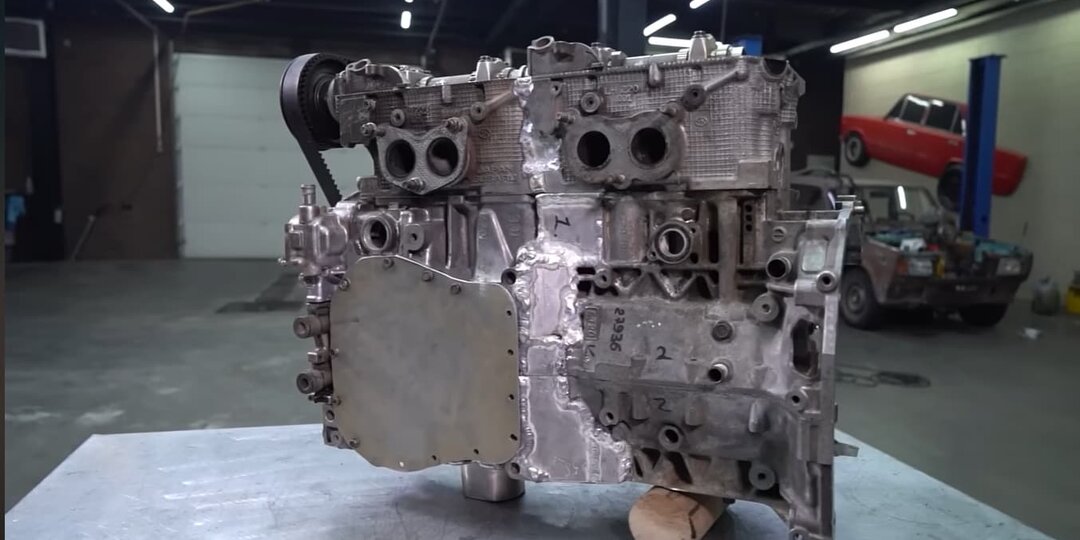 Безумный проект российских блогеров по переделке оппозитного двигателя Subaru в рядный оценили в США