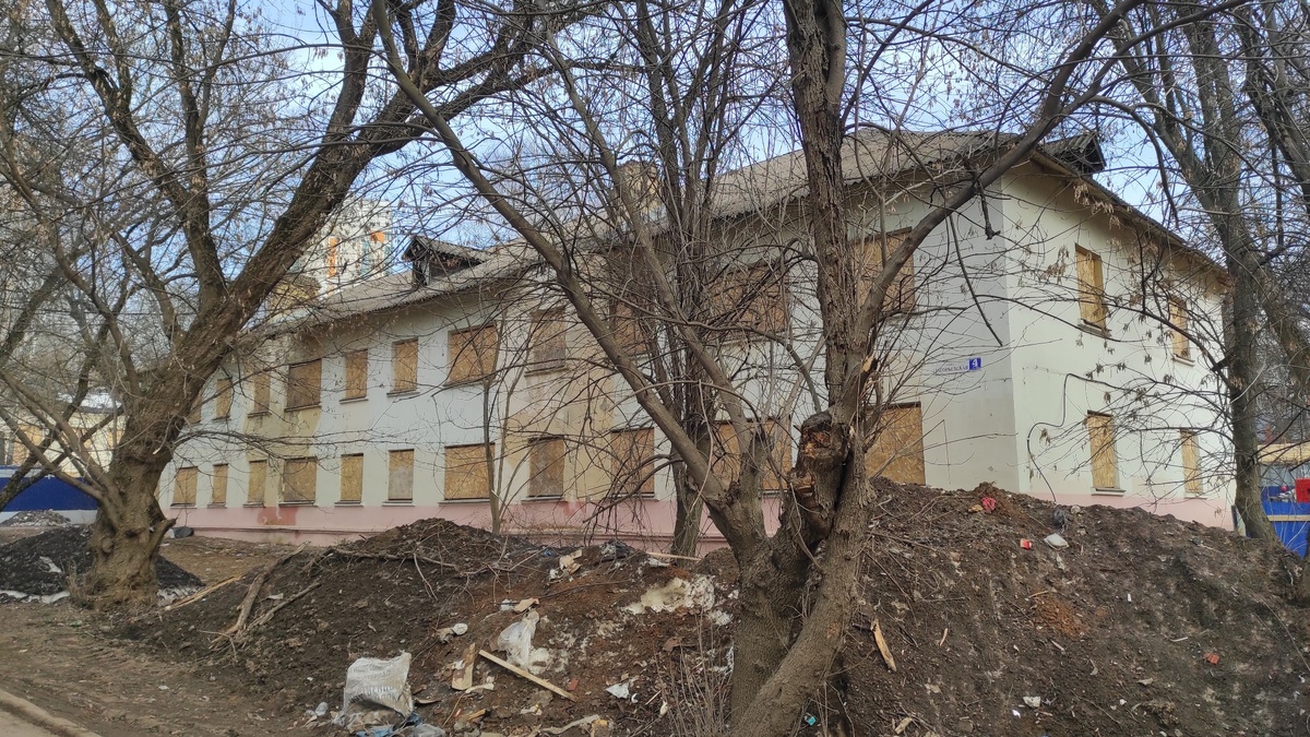 Загорьевская, 4 с 10. Вы бы квартиру выбрали где? В этой уютной пуське (будь она в адекватном состоянии, естественно)? Или на 35-м этаже с шансом очутиться нос-к-носу со сломанными лифтами?