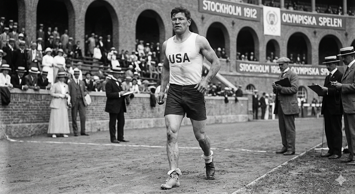 Джим Торп на стадионе в Стокгольме в 1912 году. Изображение сгенерировано с помощью ИИ.