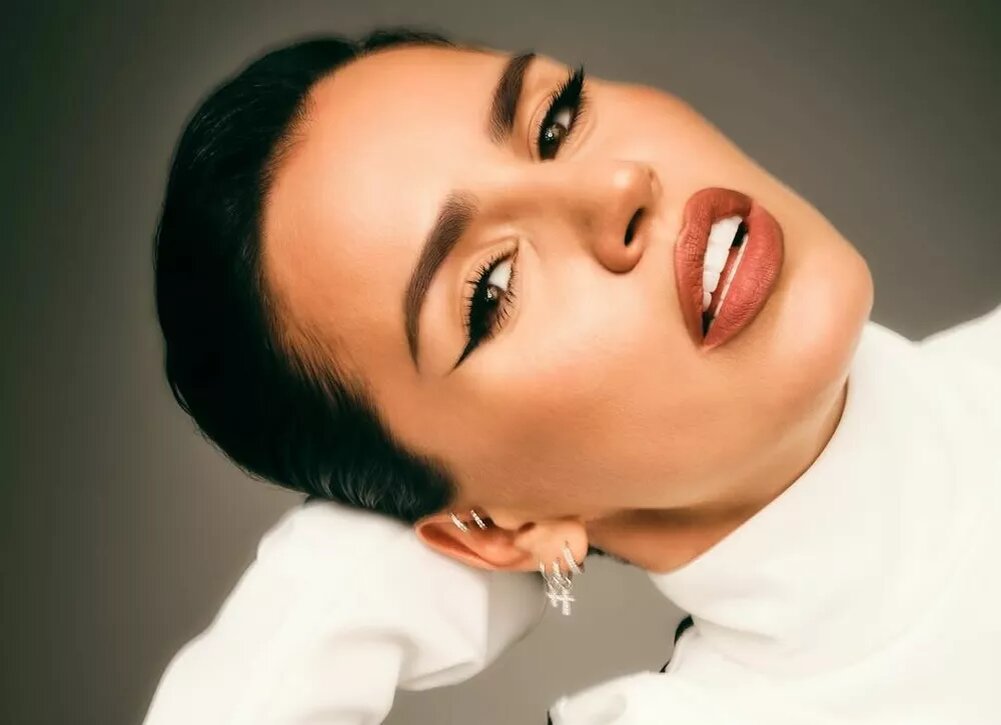    Zivert получила травму лица на йога‑практике