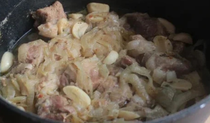 Свинина по-кремлёвски с луком.