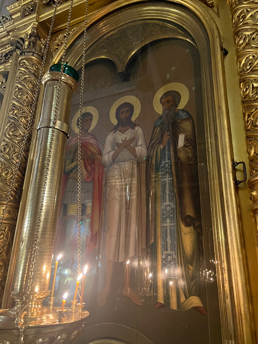 Фото автора: Россия, Москва, храм Богоявления в Елохово. В центре иконы преподобный Алексий человек Божий. 