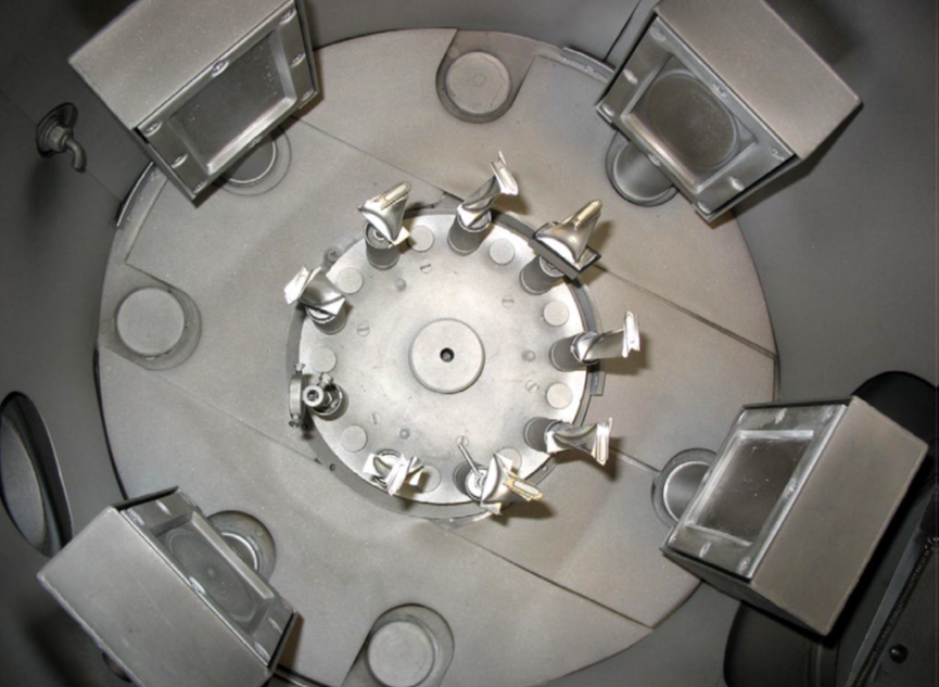    Для покрытия создаётся плазма – ионизированный газ, из которого с помощью магнетрона «выбиваются» атомы. С помощью электрического поля эти частицы ускоряются и оседают на детали, образуя ровный слой. Источник: АО «Объединённая двигателестроительная корпорация».