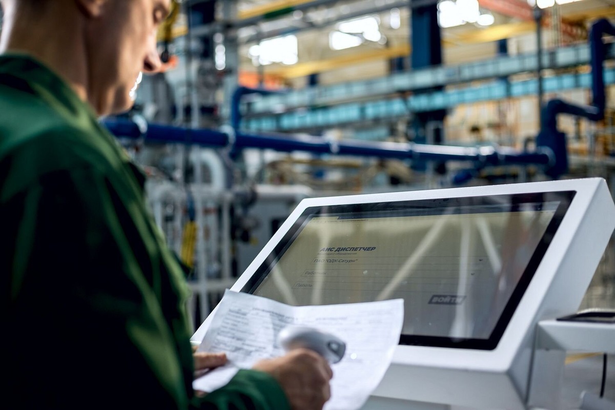    Платформа «Умный цех» создана на основе Big Data и промышленного интернета вещей. Она регистрирует оператора, выдает сменное задание, фиксирует состояние и загрузку оборудования, отображает текущее и расчетное время изготовления деталей или сборки узлов, наличие материалов и качество продукции. Источник: официальный сайт «Rostec».