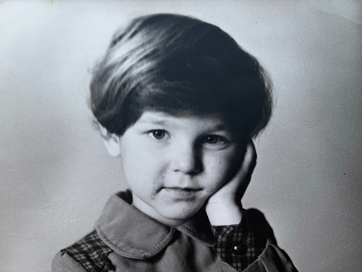 1983 год. Я с печатью ветряной оспы на лице в детском саду, со странной стрижкой для девочки того времени, с грустными, но добрыми глазами. 